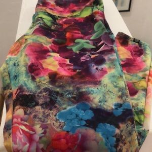 EUC Onzie Capri Yoga Pant Multicolor Floral Size S/M